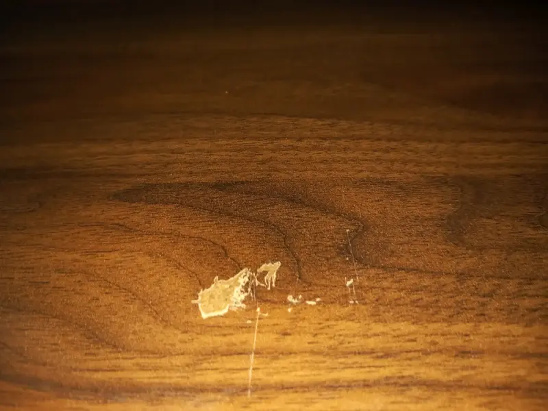 Escritorio de madera con detalles en la superficie - 3