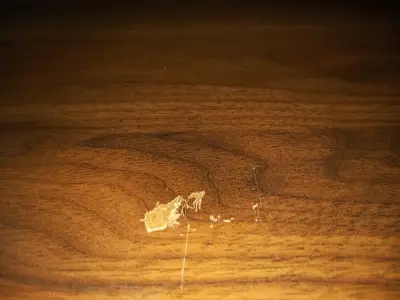 Escritorio de madera con detalles en la superficie - miniatura 3