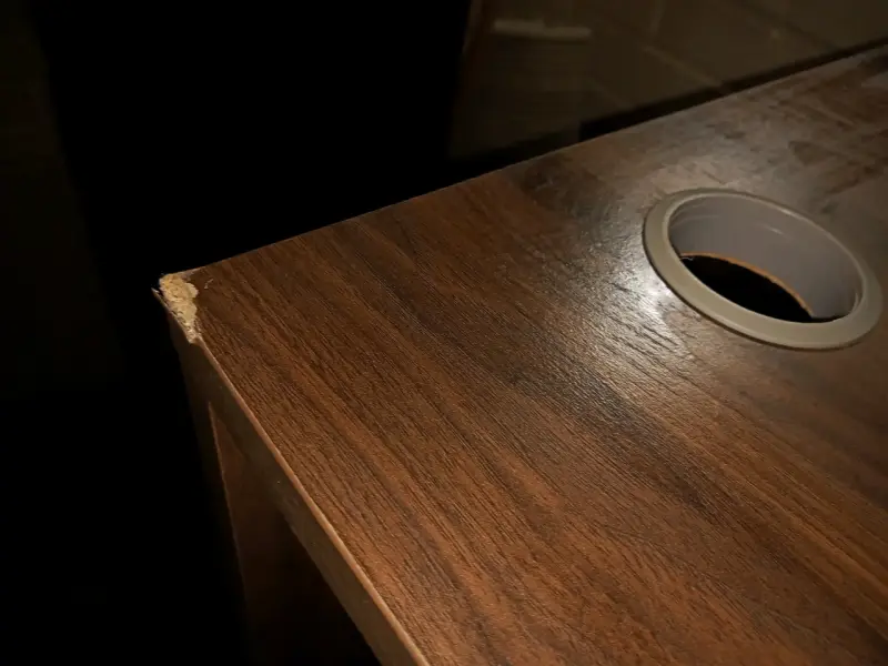 Escritorio de madera con detalles en la superficie - 4