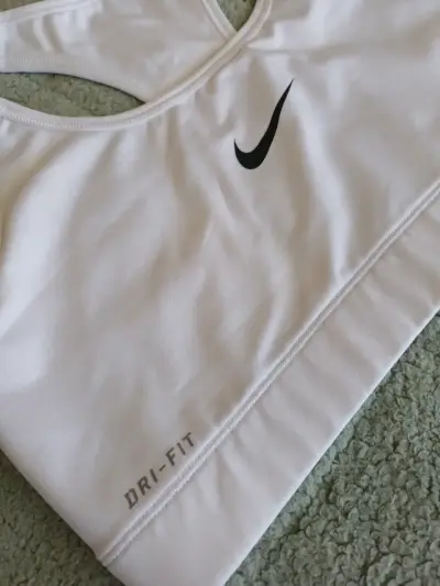 Top deportivo Nike Dri-FIT blanco - miniatura 3