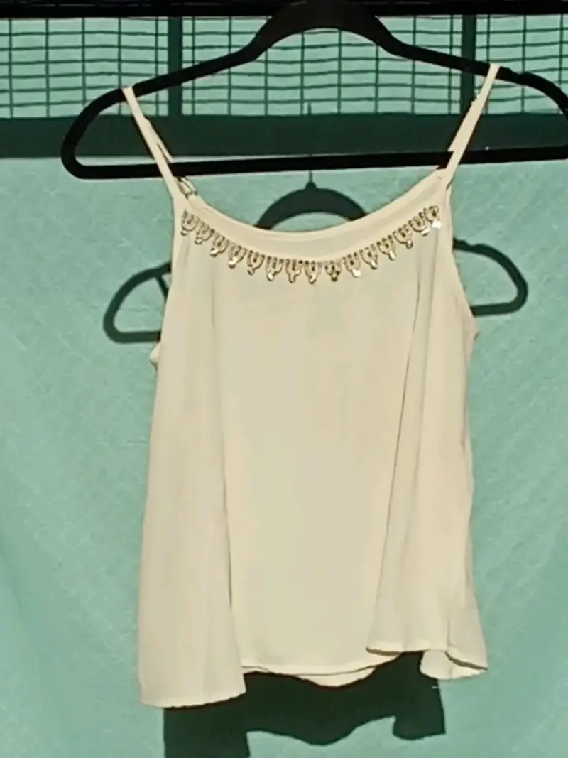 Blusa blanca con tirantes y detalles brillantes
