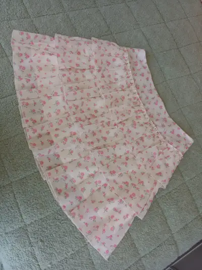 Falda corta con estampado floral rosa - miniatura 1