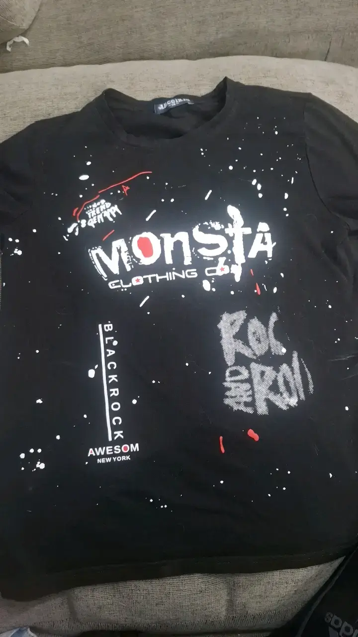 Polera negra Monsta con diseño rockero