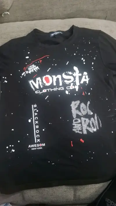 Polera negra Monsta con diseño rockero - miniatura 1
