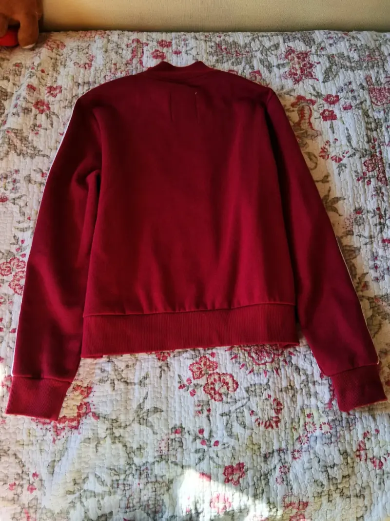 Chaqueta deportiva roja con cierre y rayas - 2