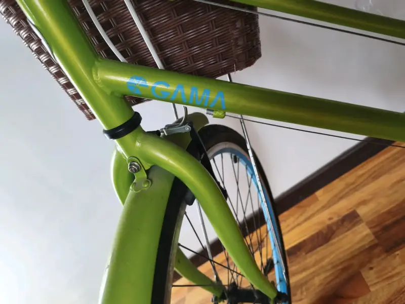 Bicicleta urbana verde con canasto y asiento de cuero - 2