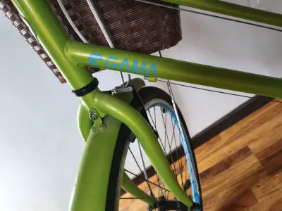 Bicicleta urbana verde con canasto y asiento de cuero - miniatura 2