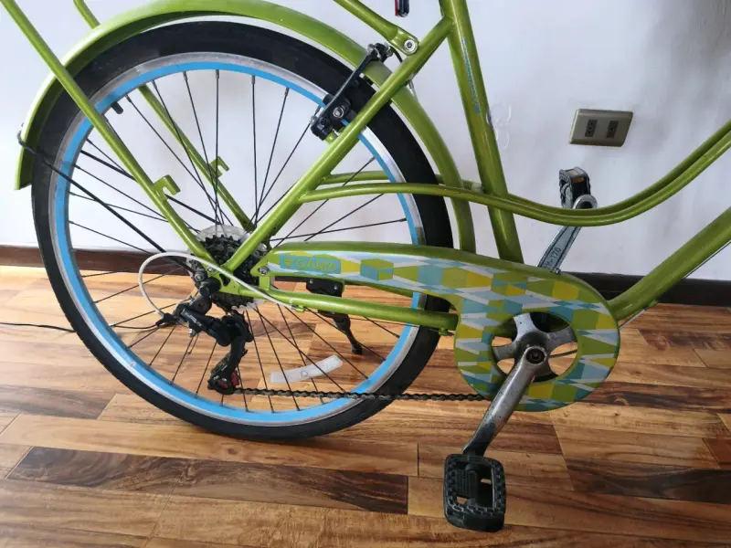Bicicleta urbana verde con canasto y asiento de cuero - 3