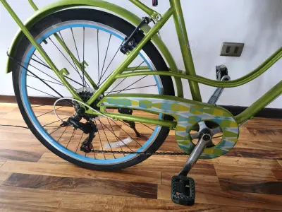 Bicicleta urbana verde con canasto y asiento de cuero - miniatura 3