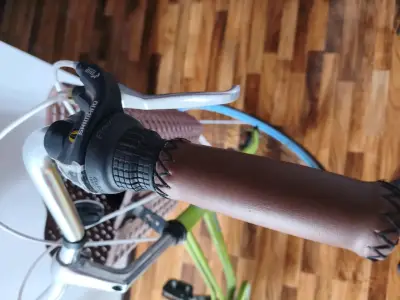 Bicicleta urbana verde con canasto y asiento de cuero - miniatura 4