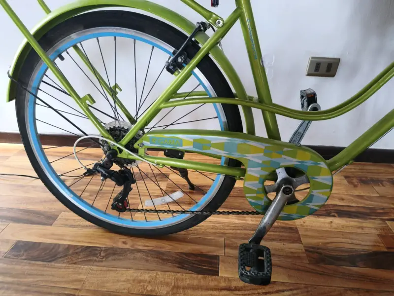 Bicicleta urbana verde con canasto y asiento de cuero - 6