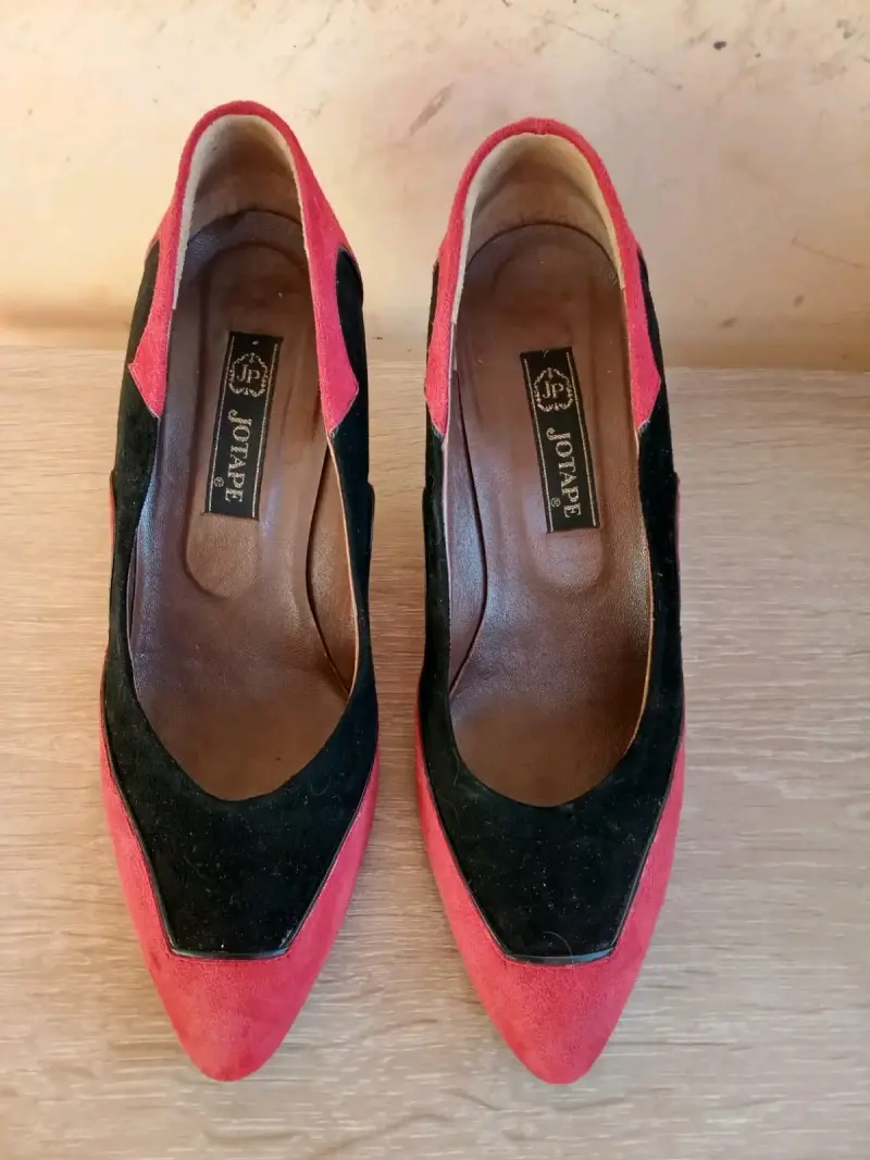 Zapatos de tacón Jotape bicolor rojo y negro