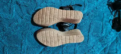 Sandalias de cuña negras para mujer - miniatura 1