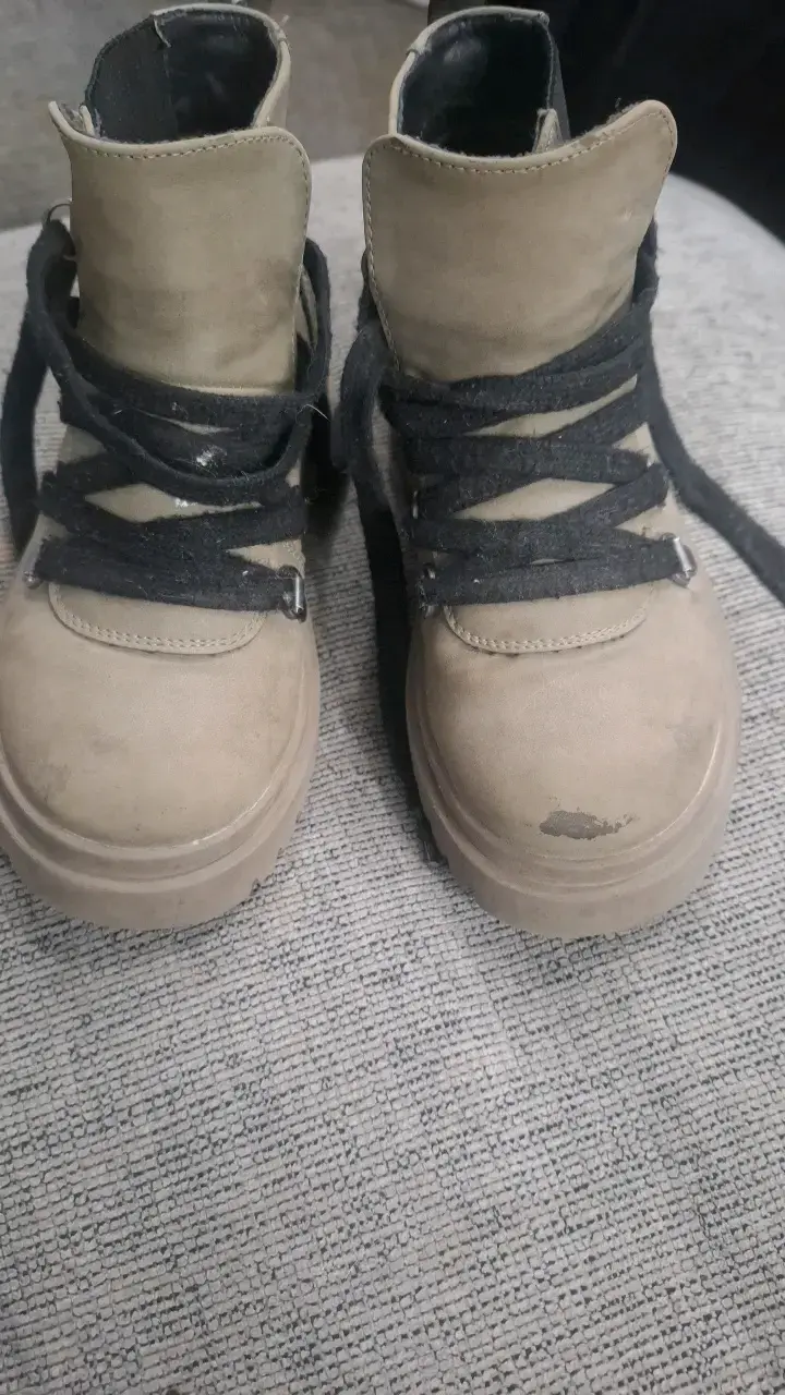 Botas de gamuza beige con cordones