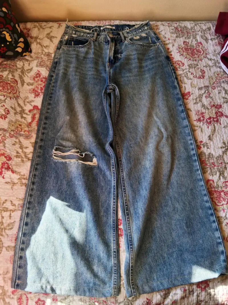 Jeans anchos de mezclilla con rotura para mujer - 1