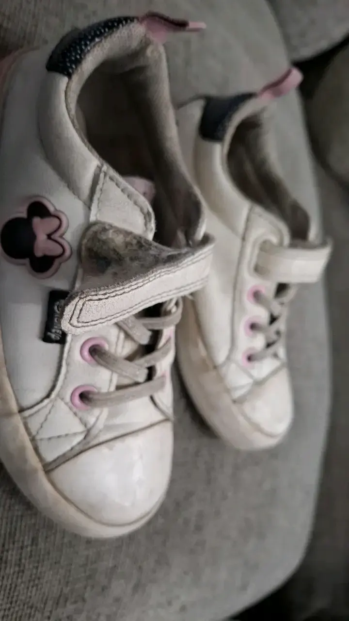 Zapatillas blancas de niña con diseño de Minnie