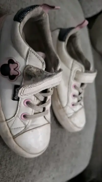 Zapatillas blancas de niña con diseño de Minnie - miniatura 1