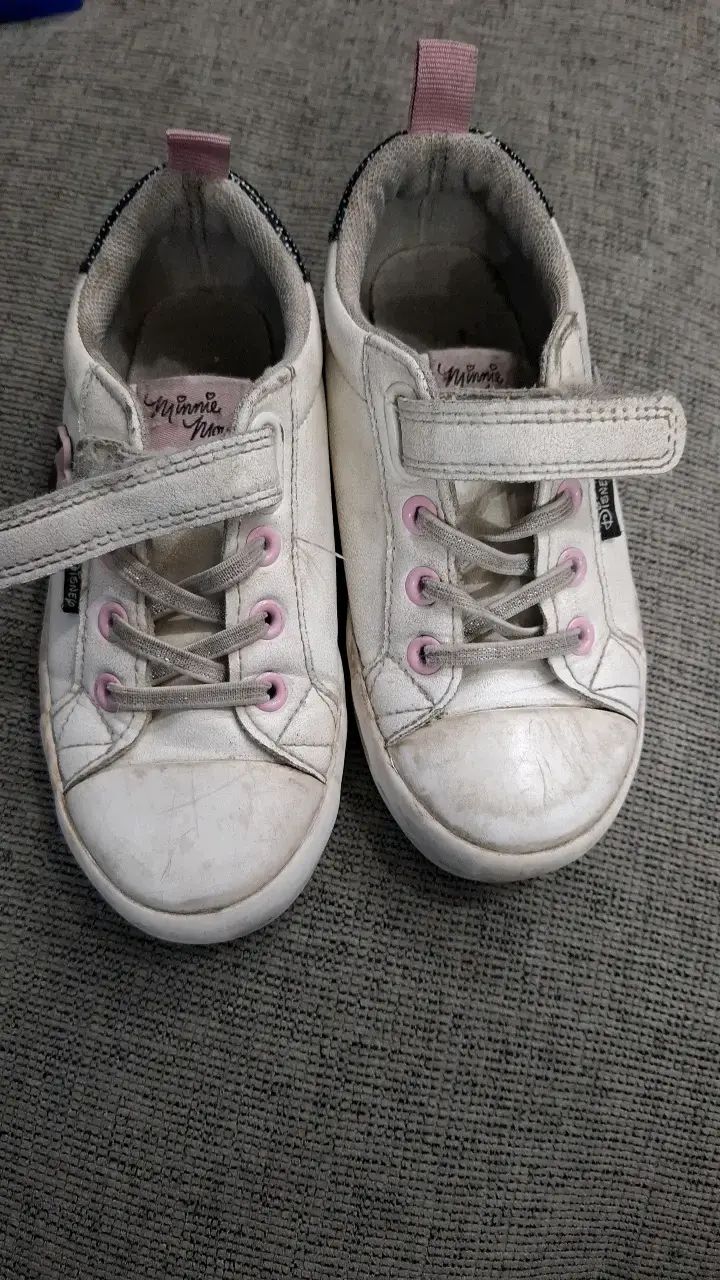 Zapatillas blancas de niña con diseño de Minnie - 2