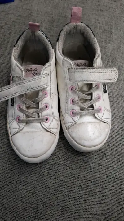 Zapatillas blancas de niña con diseño de Minnie - miniatura 2