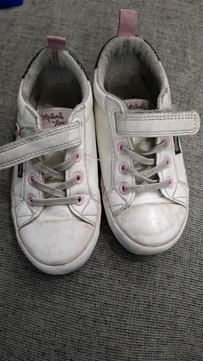 Zapatillas blancas de niña con diseño de Minnie - miniatura 3