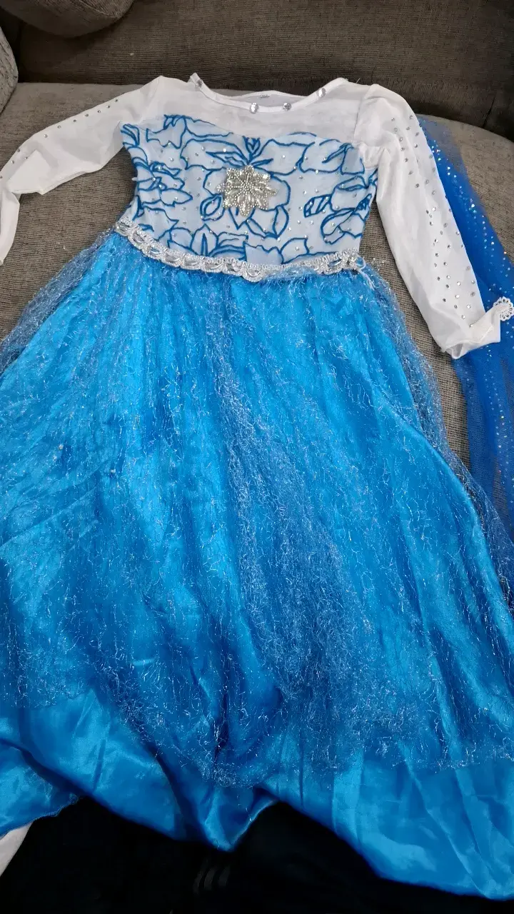 Disfraz de princesa azul con detalles brillantes