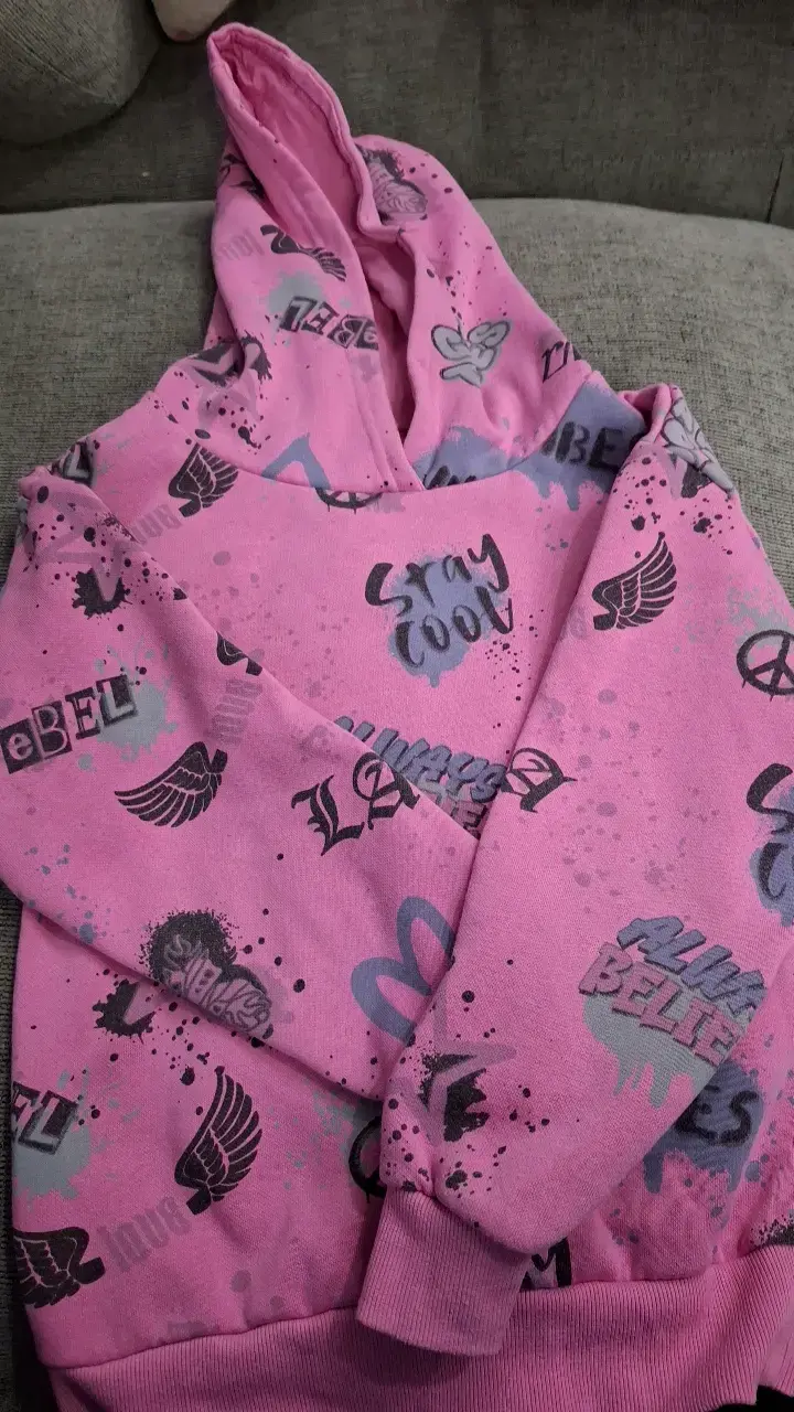 Polerón con capucha rosa estampado niña