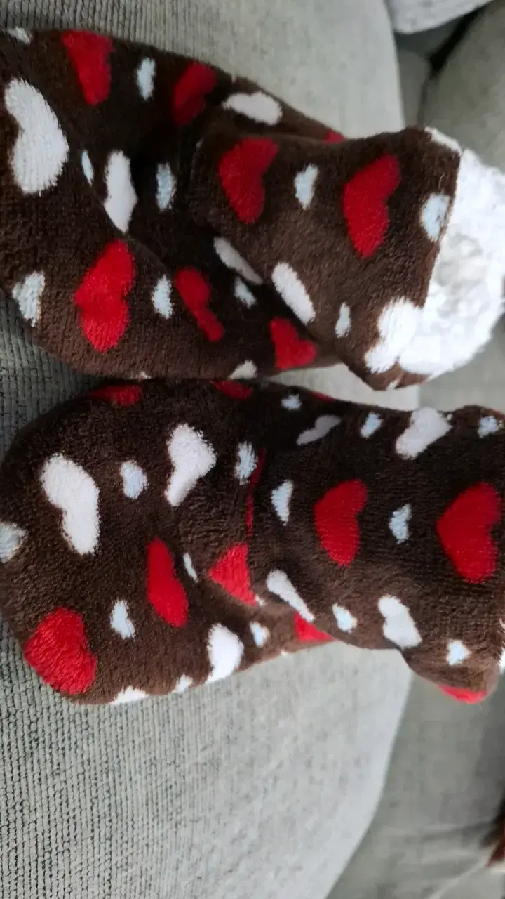 Pantuflas de felpa con diseño de corazones