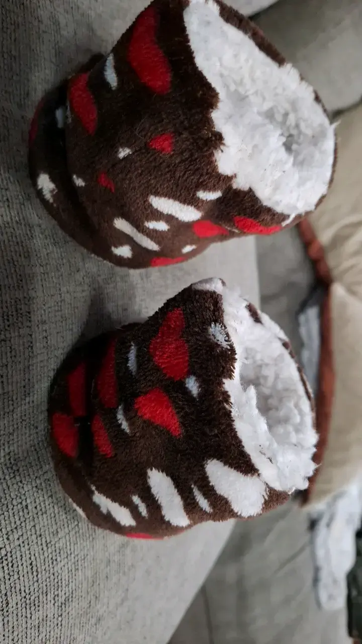Pantuflas de felpa con diseño de corazones - 3