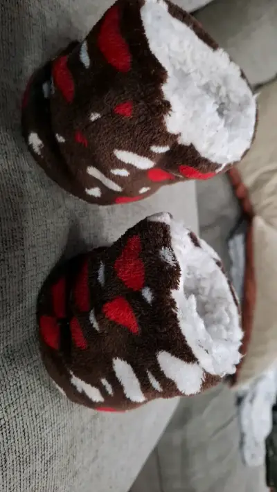 Pantuflas de felpa con diseño de corazones - miniatura 3
