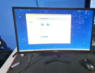 Monitor Samsung curvo de 24 pulgadas 144hz - miniatura 1