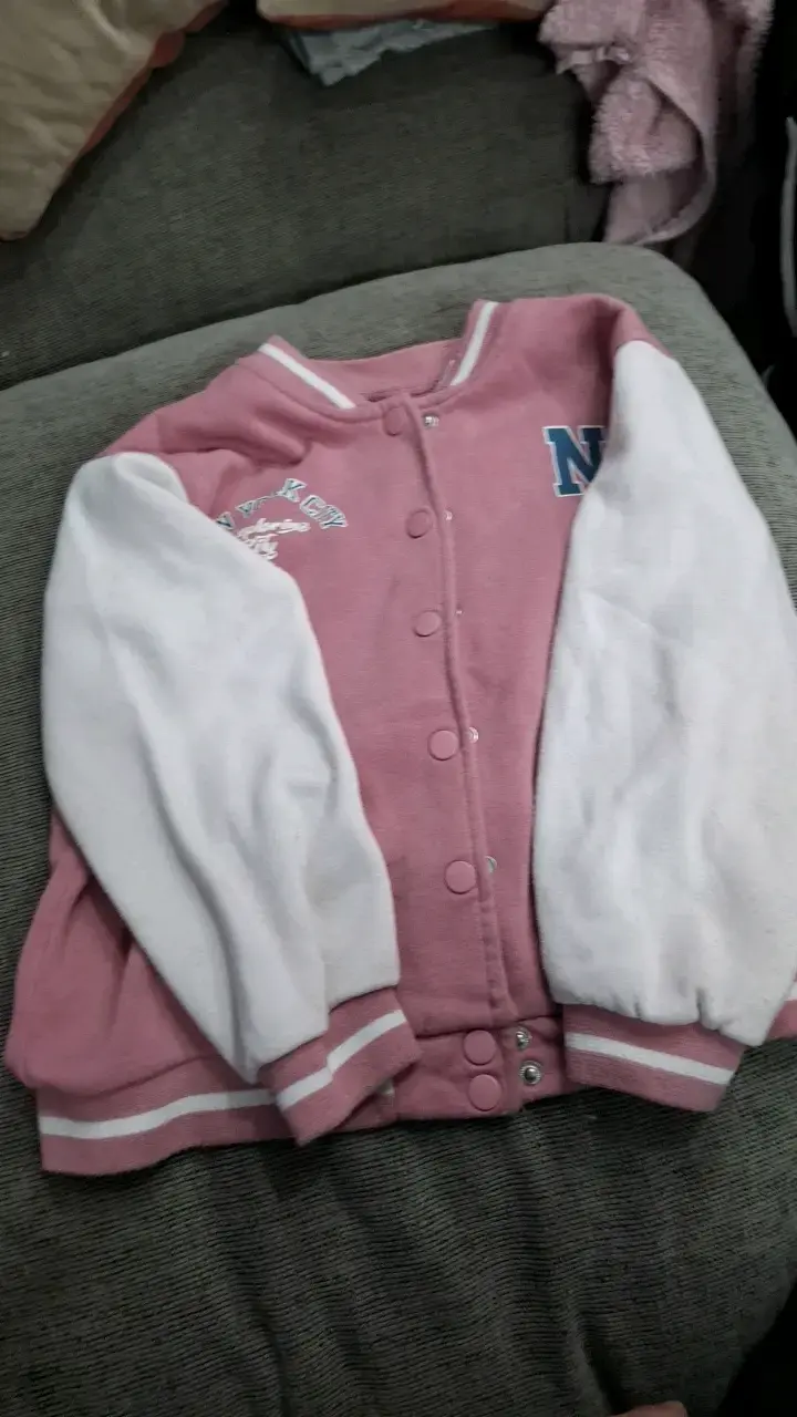 Chaqueta rosada estilo varsity para niña