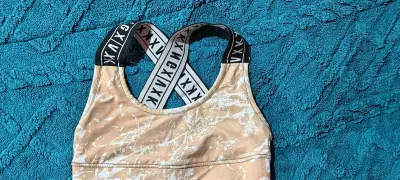 Top deportivo NGX beige con tirantes cruzados - miniatura 1