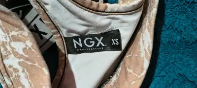 Top deportivo NGX beige con tirantes cruzados - miniatura 3