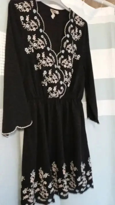 Vestido negro bordado floral para mujer - miniatura 1