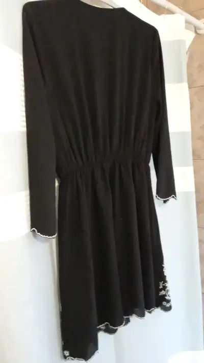 Vestido negro bordado floral para mujer - miniatura 2