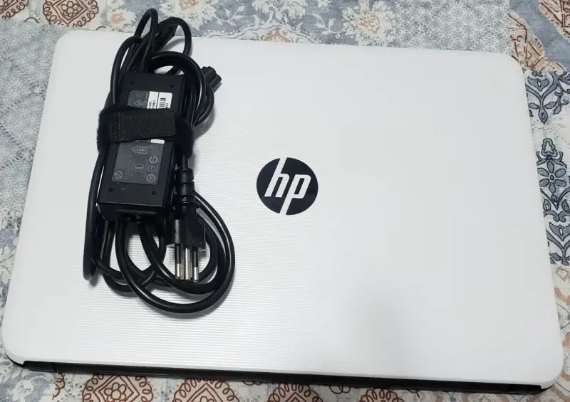 Notebook HP con Intel Core i3 en buen estado - 4
