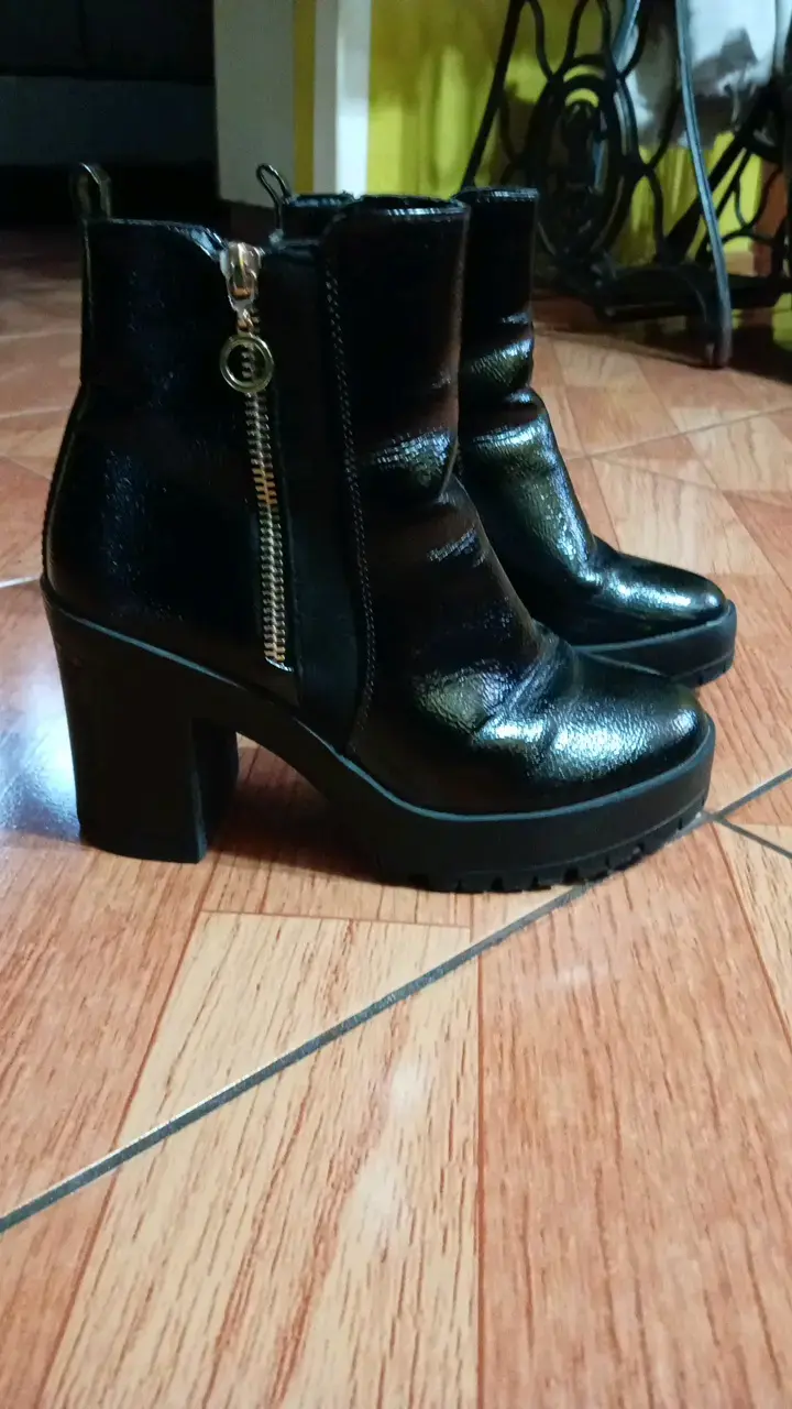 Botines de ecocuero negro con tacón alto - 2