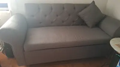 Sofá gris con cojín incluido - miniatura 1