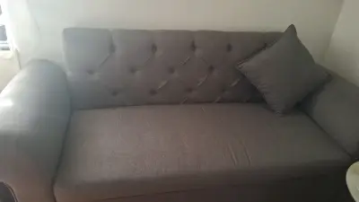 Sofá gris con cojín incluido - miniatura 2