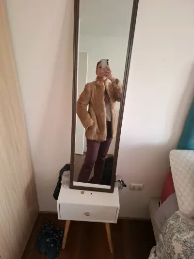 Abrigo de piel sintética color beige para mujer - miniatura 1