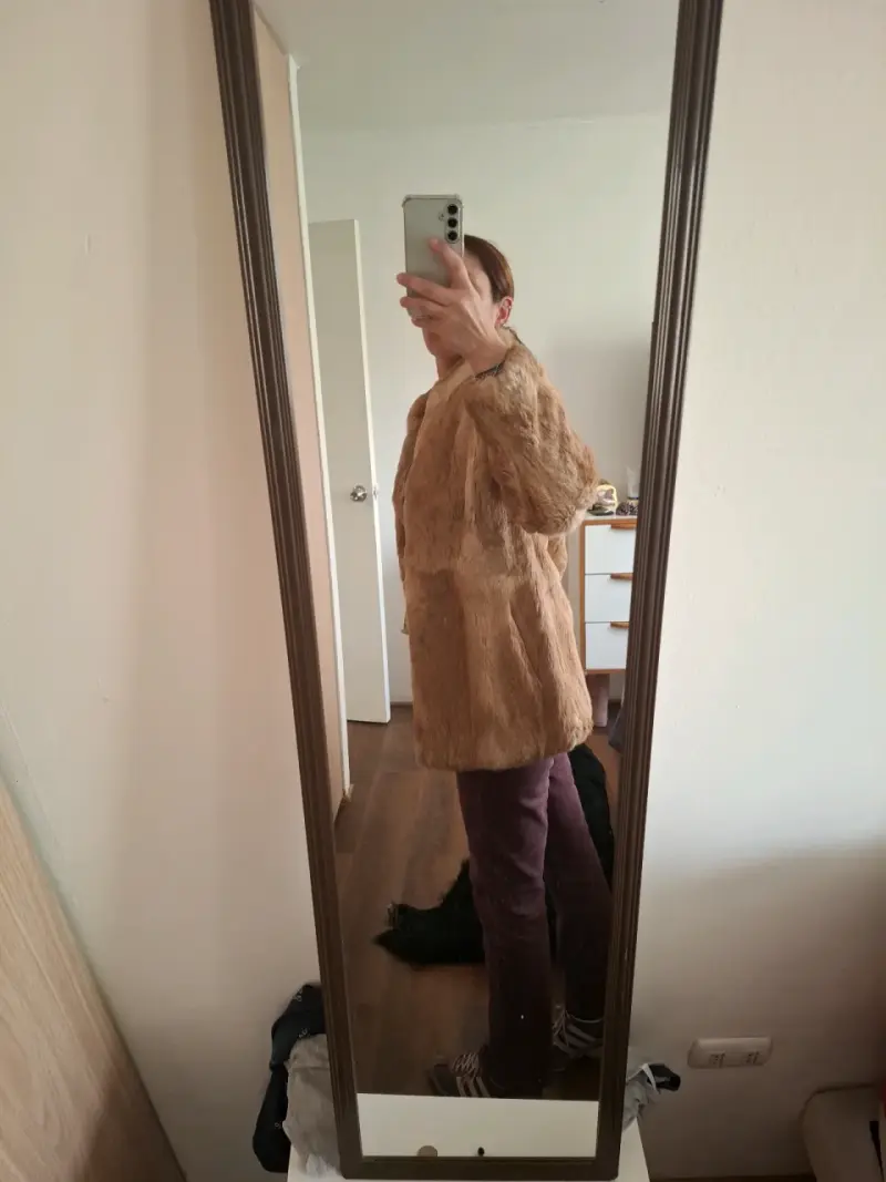 Abrigo de piel sintética color beige para mujer - 2