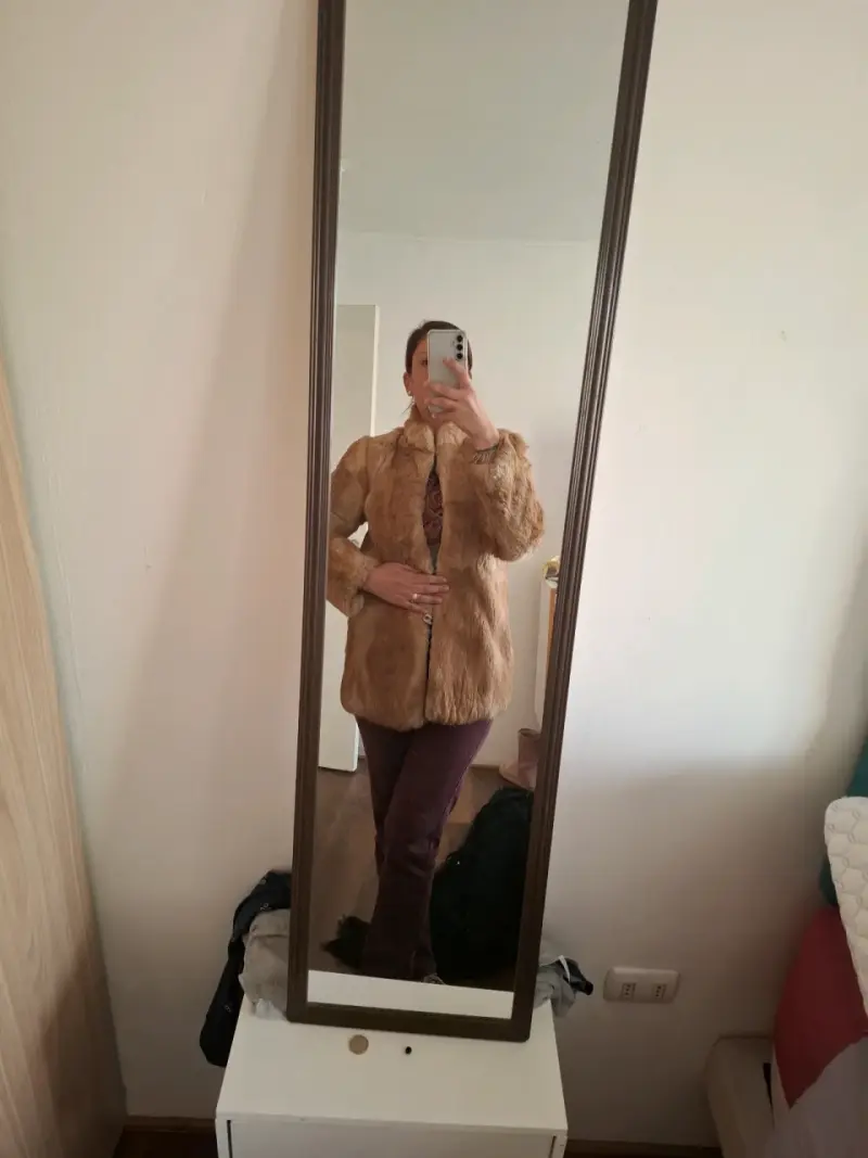 Abrigo de piel sintética color beige para mujer - 3