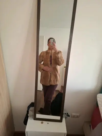 Abrigo de piel sintética color beige para mujer - miniatura 3