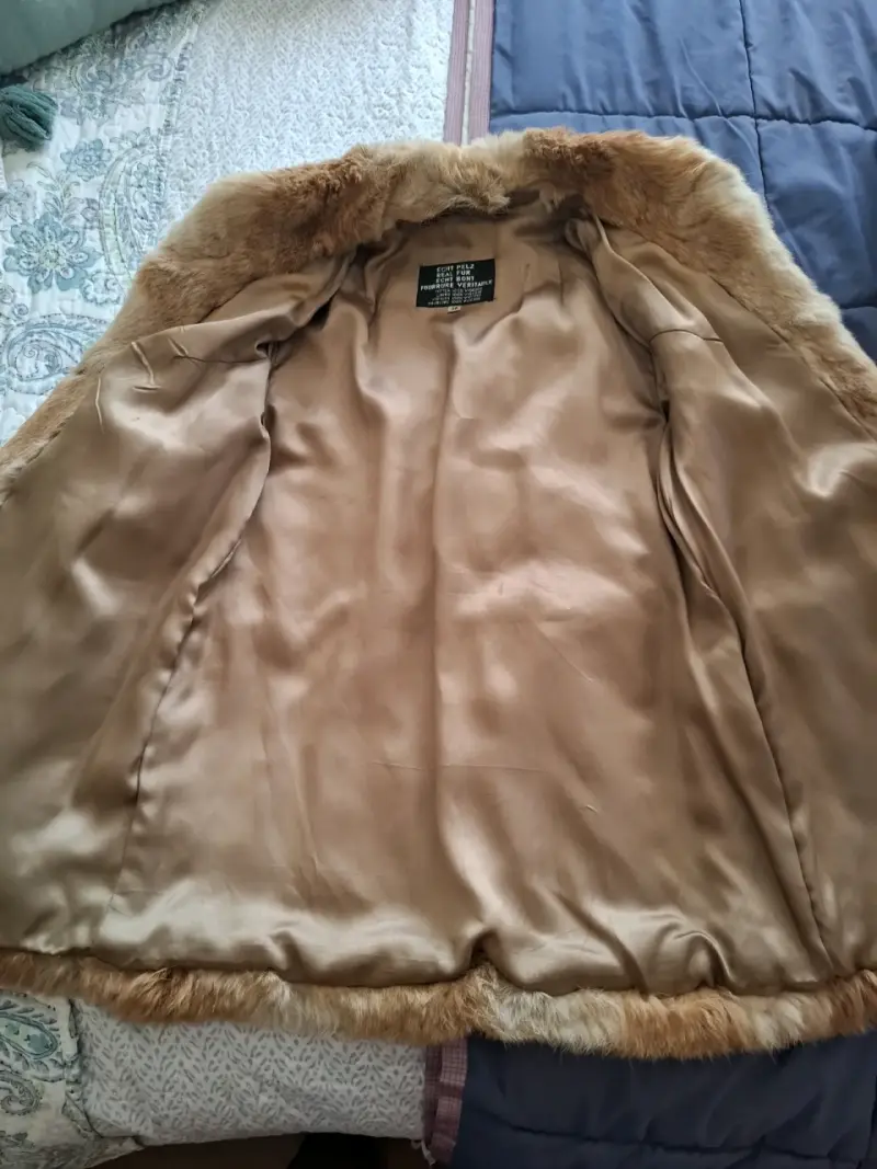 Abrigo de piel sintética color beige para mujer - 4