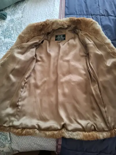 Abrigo de piel sintética color beige para mujer - miniatura 4