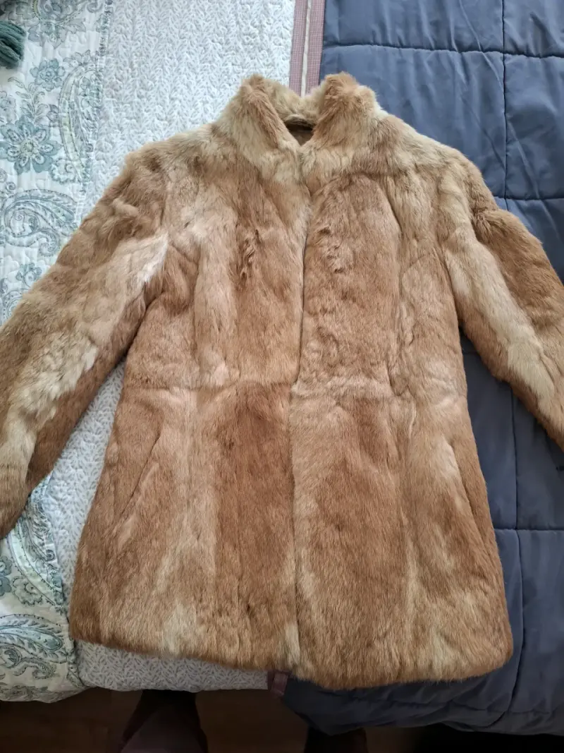 Abrigo de piel sintética color beige para mujer - 5