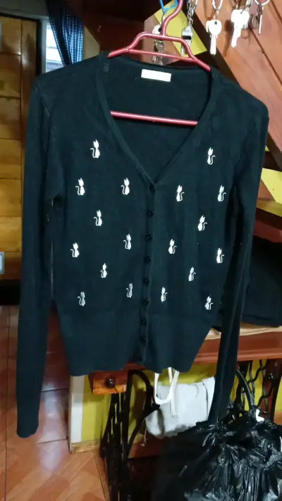 Cardigan negro con diseño de gatos bordados - miniatura 1