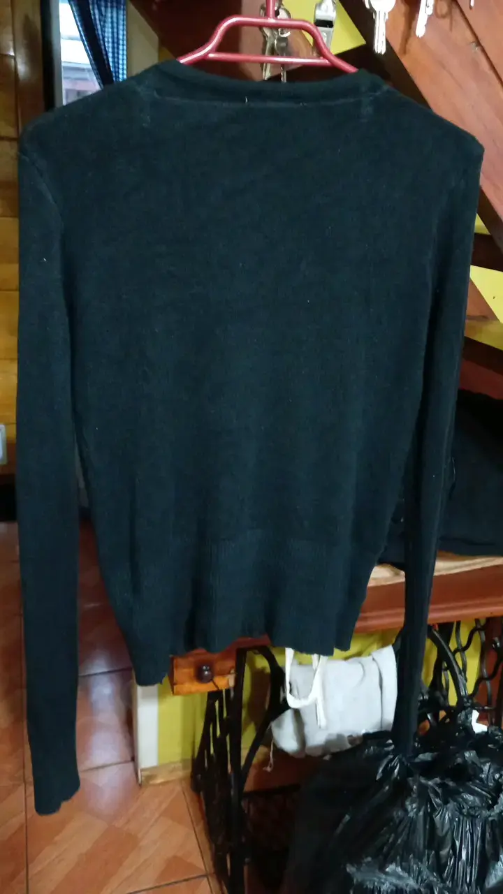 Cardigan negro con diseño de gatos bordados - 2