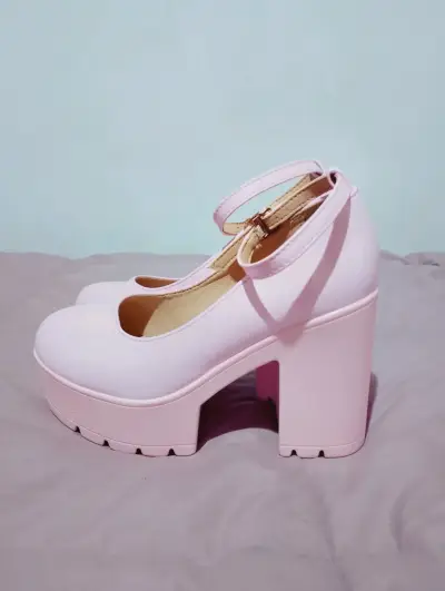 Zapatos de plataforma rosa con correa - miniatura 1