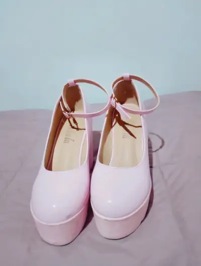 Zapatos de plataforma rosa con correa - miniatura 2